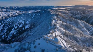 冬日雪覆山峦美景