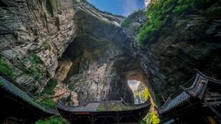 壮观峡谷中的建筑景观