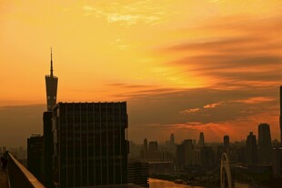 夕阳下的城市天际线