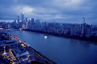 城市河畔夜景风光