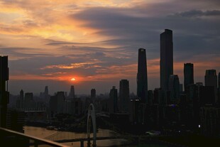 夕阳下的城市天际线