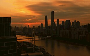 夕阳下的城市河畔景观
