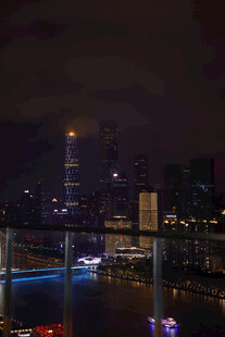 城市夜景中的桥梁与高楼