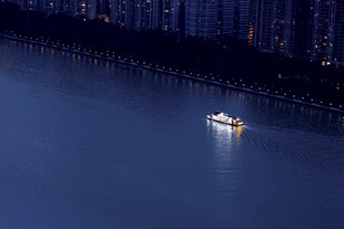 江面上的夜间游船