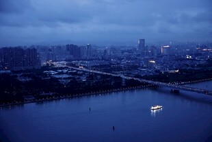 城市河畔暮色景观