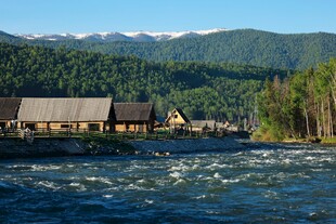 河畔木屋伴青山美景