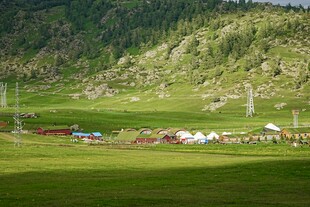 草原山间村落景观