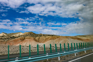 公路旁多彩山峦与护栏景观