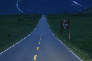 夜幕下的公路与指示牌