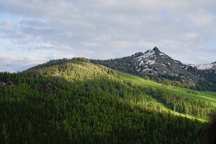 青山翠谷间的巍峨山峰