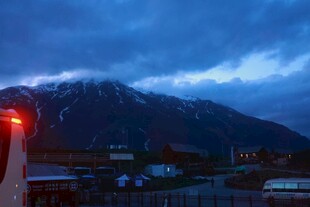 夜幕下的山城与远山