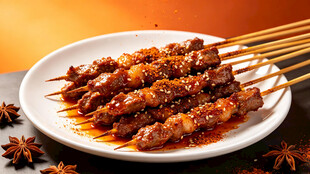 白盘盛装香辣烤羊肉串美食实拍素