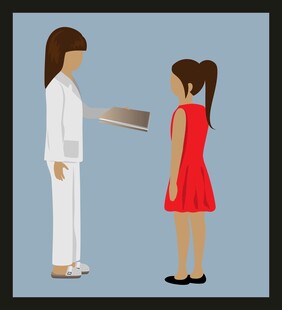医生给女孩量身高