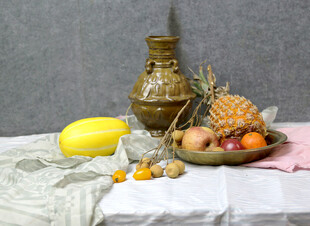 静物水果与陶罐的雅致组合