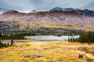 秋日山间湖泊美景