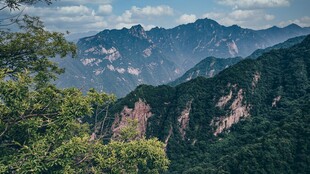 山峦叠翠的壮美自然景观