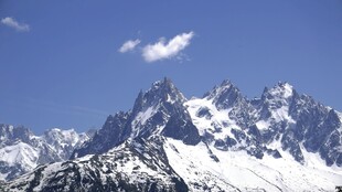 巍峨雪山壮丽自然景观
