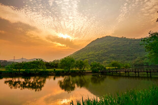 湖畔夕阳美如画