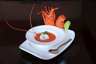 精致龙虾浓汤配新鲜龙虾西餐菜品