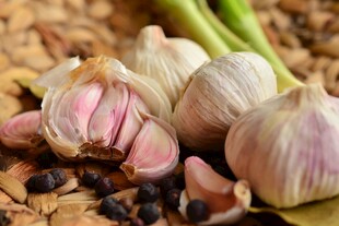 新鲜大蒜与香料组合蔬菜图片