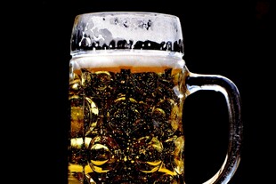 满溢的啤酒杯