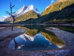 雪山湖泊