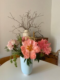 白色花瓶中的多彩花卉