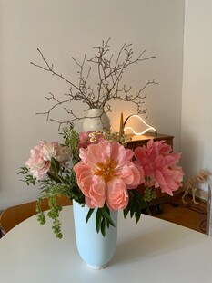花瓶中的多彩花卉组合