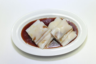 美味肠粉盛于白盘