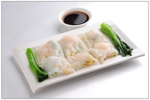 美味肠粉配蘸料与青菜