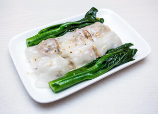 美味肠粉配鲜嫩青菜