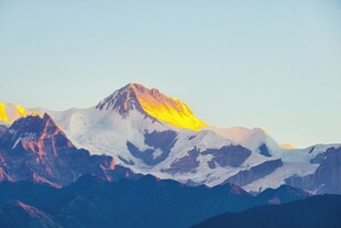 壮丽雪山日出美景