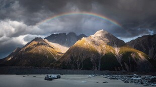 山间彩虹下的壮丽湖景