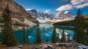 美丽的山间湖泊风景