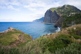 海岸边的山峦与葱郁植被