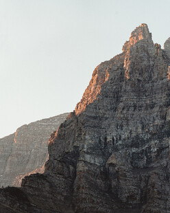 夕阳下的巍峨山峰