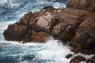 海浪拍击岸边嶙峋岩石