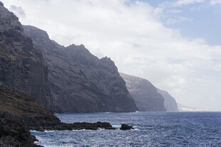 海岸边的壮丽山峦景观