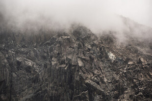 云雾缭绕的险峻山峰