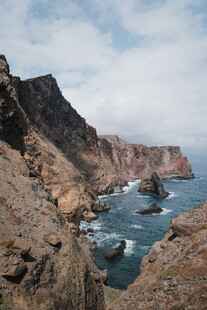 海岸壮丽风光岩石与海浪