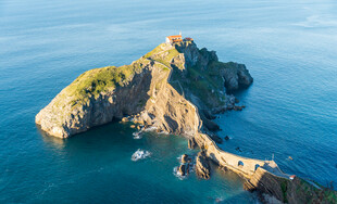 海上孤岩美景