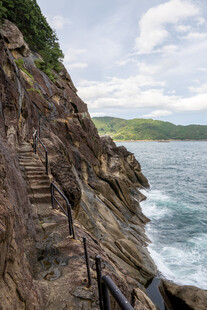 海边嶙峋峭壁与海浪景观