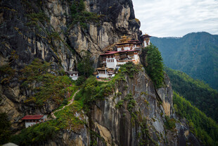 悬崖峭壁上的神秘寺庙