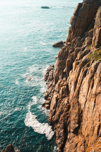 海岸边嶙峋礁石与海浪