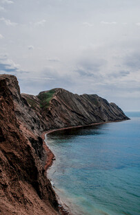 海岸边的壮丽岩石与海水