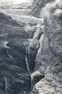 壮丽高山瀑布景观