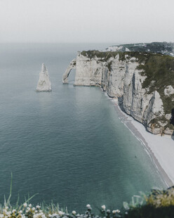 白垩悬崖边的海上帆船景