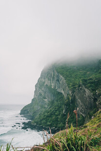 云雾缭绕的海边悬崖美景