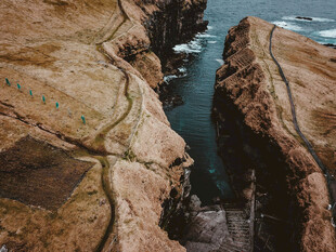 海岸边嶙峋岩石与海水景观