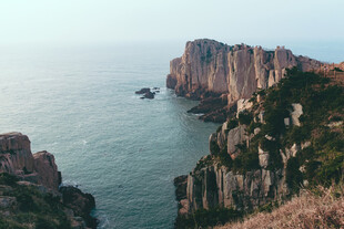 海边嶙峋峭壁壮美风光